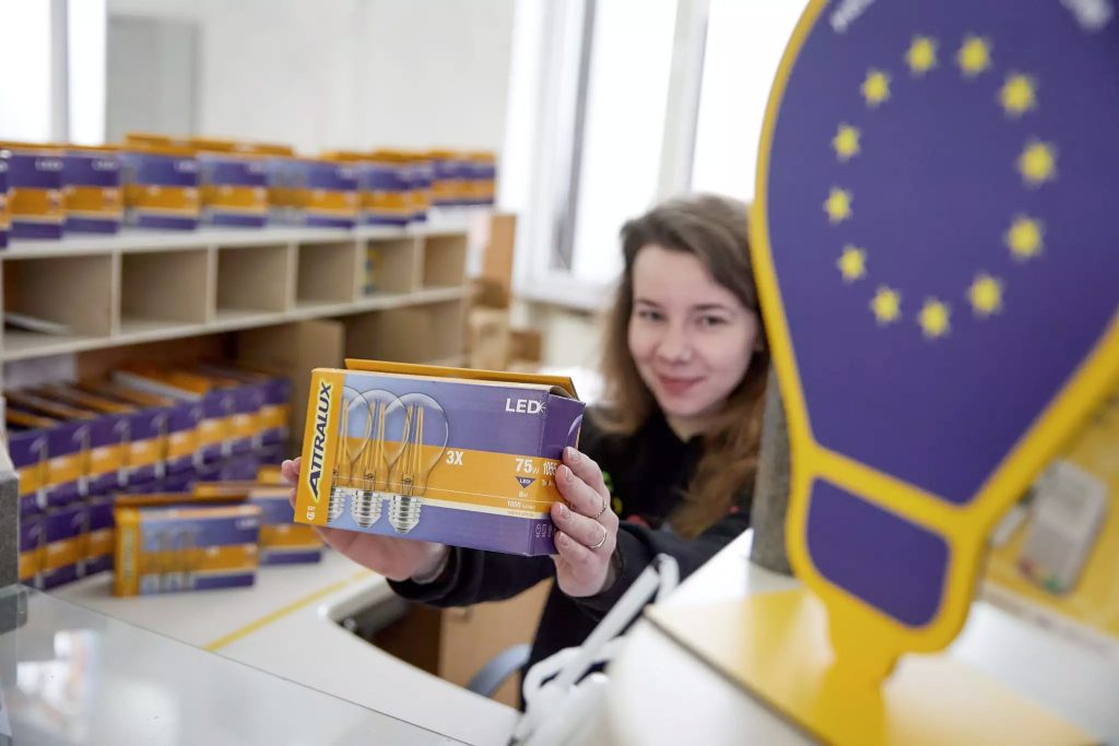 Шило на мило: мешканка Запоріжжя обміняла старі лампи на ще гірші Шило на мило: мешканка Запоріжжя обміняла старі лампи на ще гірші