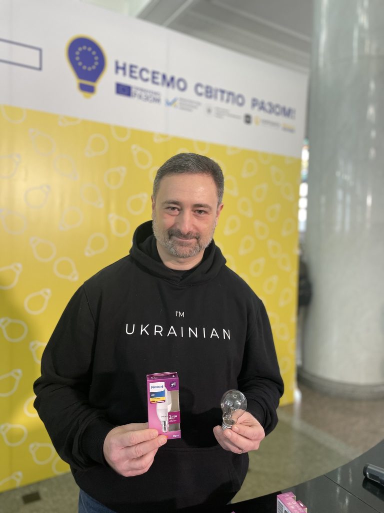 Шило на мило: мешканка Запоріжжя обміняла старі лампи на ще гірші Шило на мило: мешканка Запоріжжя обміняла старі лампи на ще гірші